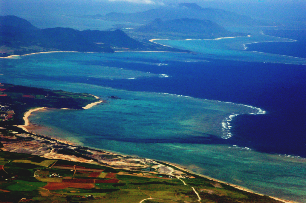 石垣島の東海岸に広がるサンゴ礁